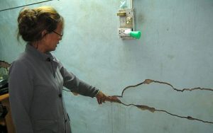 tường nhà bị nứt