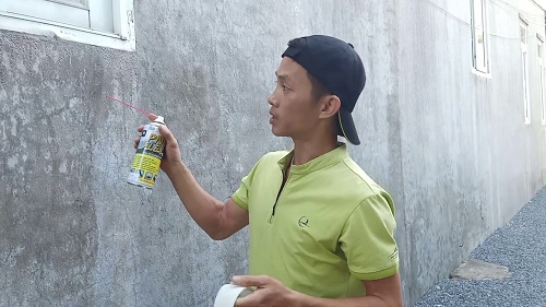 Sử dụng bình xịt chống thấm tường