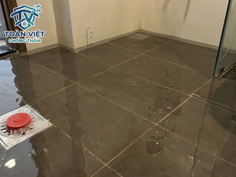 Chống thấm nhà vệ sinh không cần đục gạch có bền không? 10 Ngâm thử nước trong 24 giờ sau khi vật liệu đóng rắn để kiểm tra khả năng chống thấm thực tế trước khi bàn giao