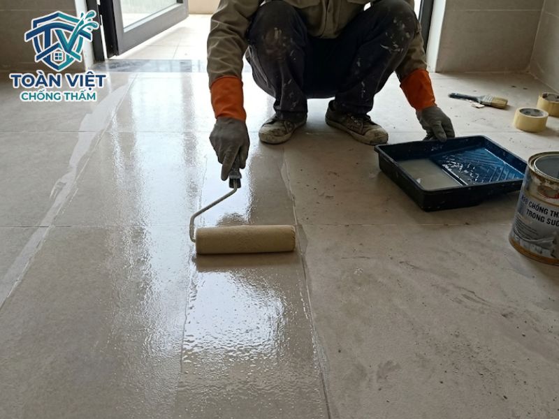 Chống thấm nhà vệ sinh không cần đục gạch có bền không? 5 Sơn chống thấm trong suốt Polyurethane (PU) tạo lớp màng đàn hồi phủ kín bề mặt sàn mà không làm đổi màu gạch men