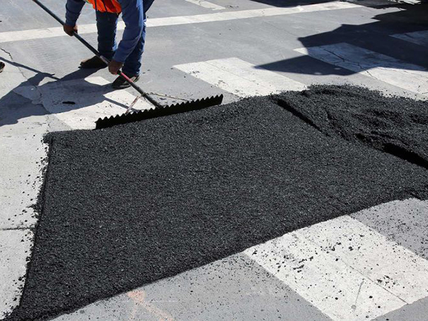 Nhựa đường nguội đóng bao trộn sẵn sửa chữa đường hiệu quả 4 Nhựa đường trộn sẵn giúp tối ưu chi phí, độ bền và sự tiện lợi