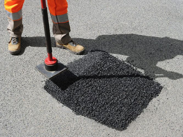 Nhựa đường nguội đóng bao trộn sẵn sửa chữa đường hiệu quả 2 Làm đường dân sinh, đường nội bộ kho bãi và khu công nghiệp