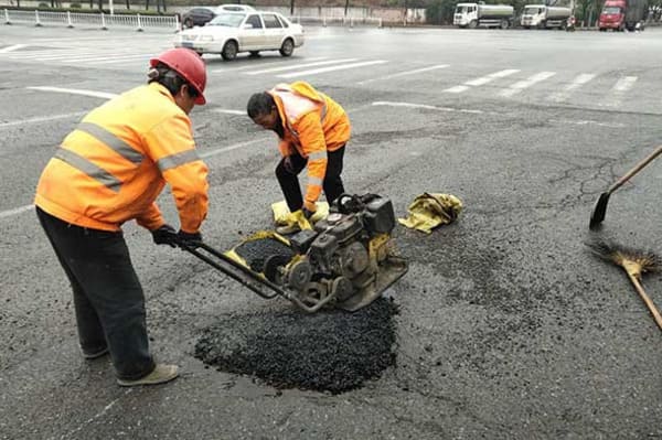 Nhựa đường lạnh thường được dùng để vá ổ gà nhỏ và sửa chữa nhanh..