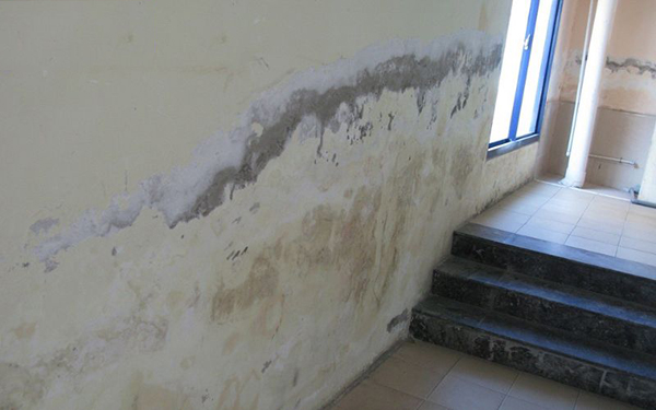 Dau-hieu-nhan-biet-tuong-nha-cu-dang-xuong-cap-do-tham-dot