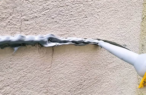 Keo-xu-ly-nut-tuong-ngoai-troi-trong-nha