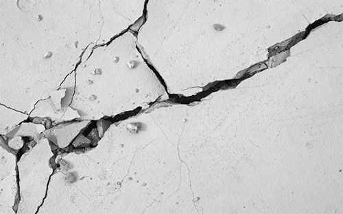 Quy trình bơm keo xử lý vết nứt bê tông, chống thấm hiệu quả 4 Khao-sat-danh-gia-tinh-trang-va-ve-sinh-be-mat