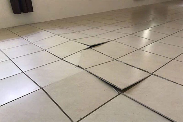 Nen-nha-bong-troc-sut-lun-gach