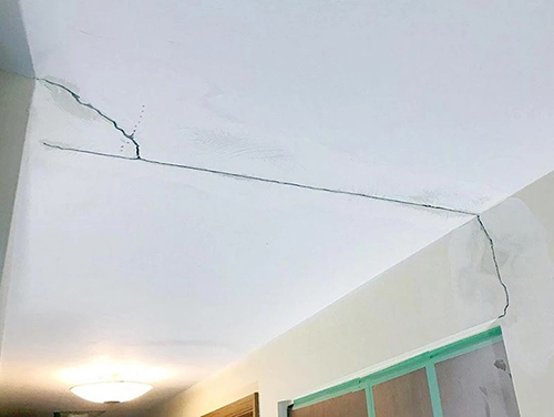 Hướng dẫn 3 cách xử lý trần nhà bị nứt triệt để, an toàn 3 Xac-dinh-nguyen-nhan-tran-nha-bi-nut
