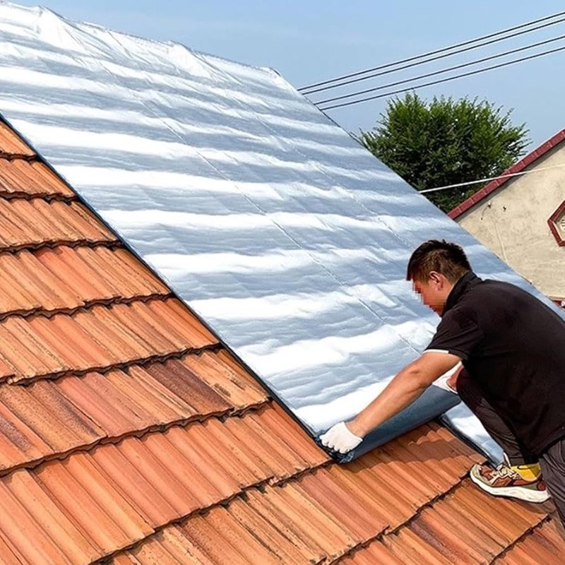 Hướng dẫn cách chống dột mái ngói đơn giản hiệu quả 2026 3 Dán băng keo mặt nhôm chịu nhiệt chống dột khe hở mái ngói xi măng