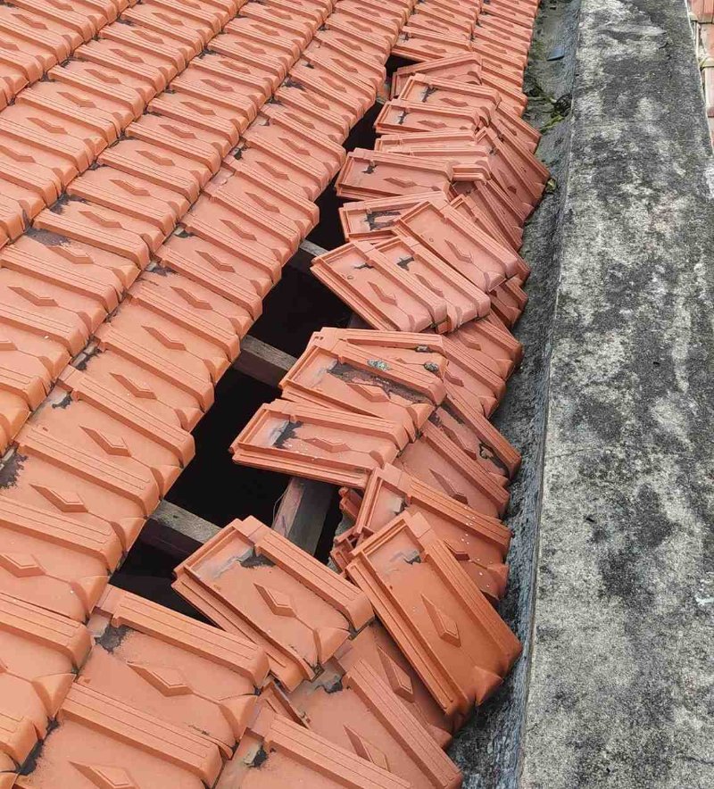 Hướng dẫn cách chống dột mái ngói đơn giản hiệu quả 2026 2 Kỹ thuật thay thế ngói nứt vỡ an toàn