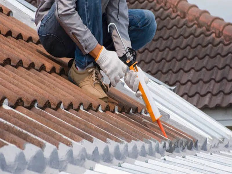 Hướng dẫn cách chống dột mái ngói đơn giản hiệu quả 2026 4 Bắn keo bơm silicon gốc PU trám bít khe hở hai viên ngói