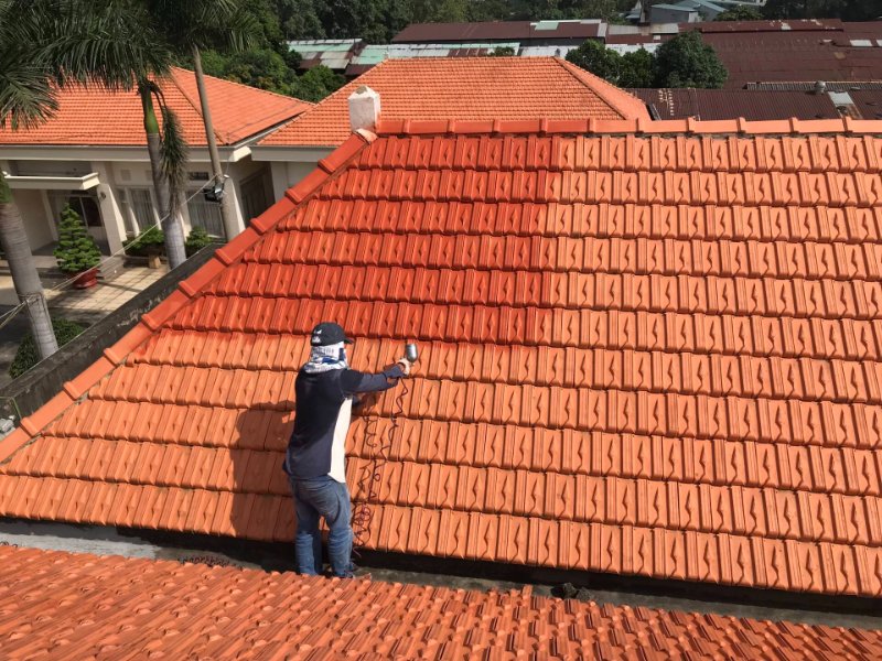 Hướng dẫn cách chống dột mái ngói đơn giản hiệu quả 2026 5 Phun sơn chống thấm ngói nóc ngăn nước mưa thẩm thấu
