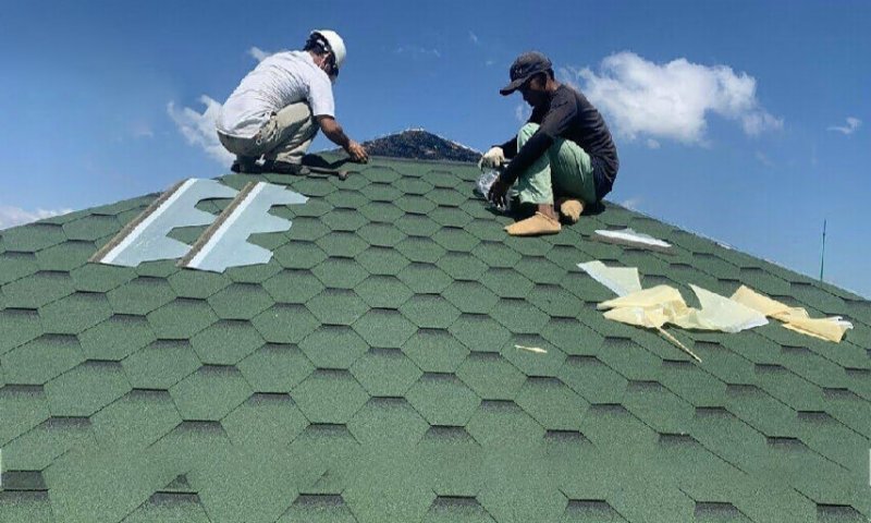 Hướng dẫn cách chống dột mái ngói đơn giản hiệu quả 2026 6 Trải màng bitum tự dính bảo vệ mái dán ngói khỏi rỉ nước