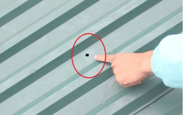 Hiện tượng rỉ sét gây nên lỗ thủng thấm dột mái tôn 
