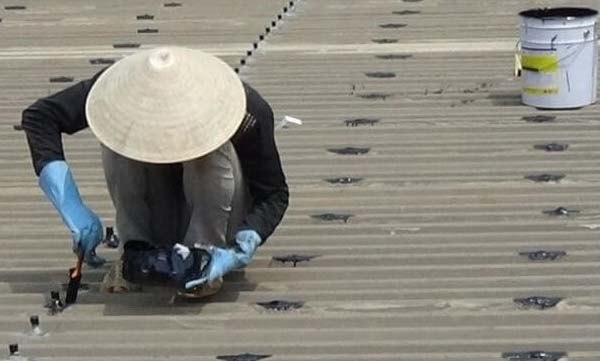 Xử lý chống thấm dột mái tôn bằng nhựa đường 