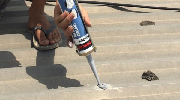 Hướng dẫn dùng súng bắn keo Silicon Apollo bít kín đầu đinh và lỗ mọt trên mái tôn