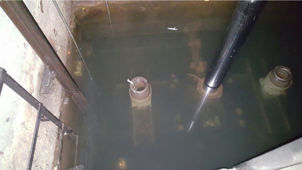 Bơm nước nghiệm thu hố pít thang máy tại tòa nhà văn phòng tại phố Giảng Võ 