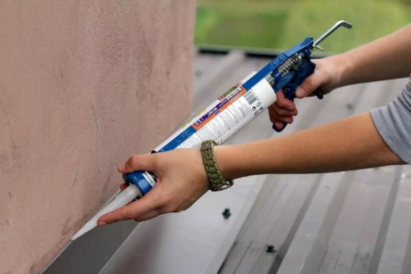Thợ thi công chống thấm khe tiếp giáp giữa hai nhà bằng bơm keo nứt tường bê tông tại Đống Đa