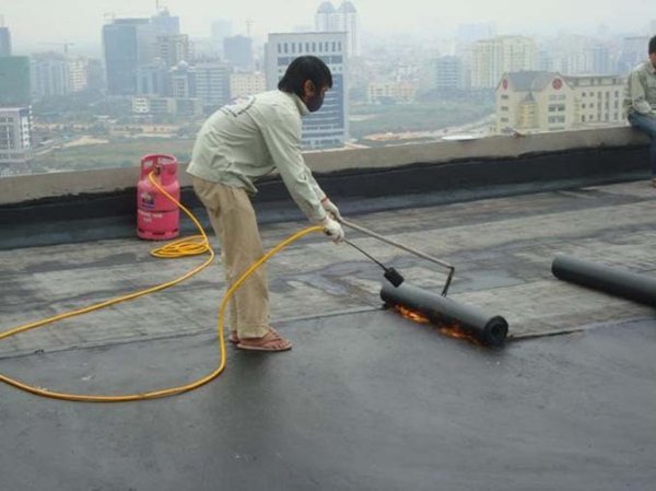 Thi công khò màng chống thấm mặt sàn sân thượng khắc phục nứt chân chim tại quận Đống Đa