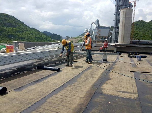 Khò màng chống thấm bitum xử lý nứt trần rỉ nước sân thượng