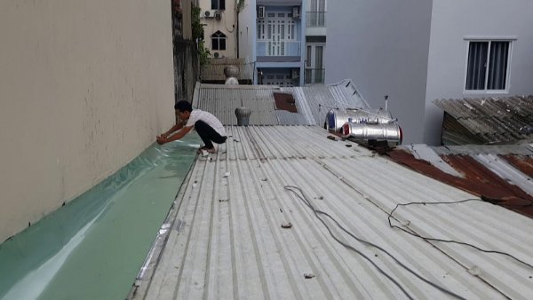 Xử lý khe lún tiếp giáp giữa 2 nhà bằng lợp tôn chống thấm tường đứng