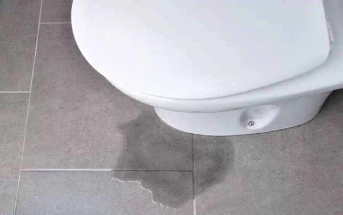 Dấu hiệu bồn cầu rỉ nước