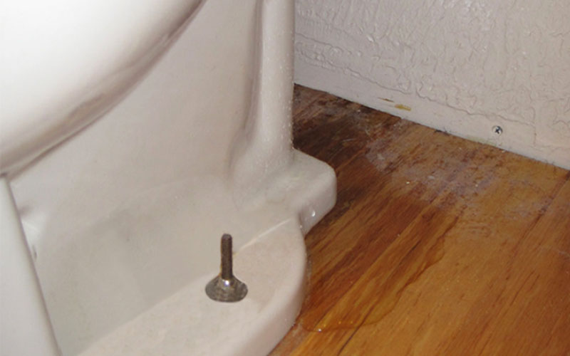 Bồn cầu bị rỉ nước: Nguyên nhân & Cách khắc phục hiệu quả 3 Điểm tiếp xúc giữa bồn cầu và nhà vệ sinh bị nứt