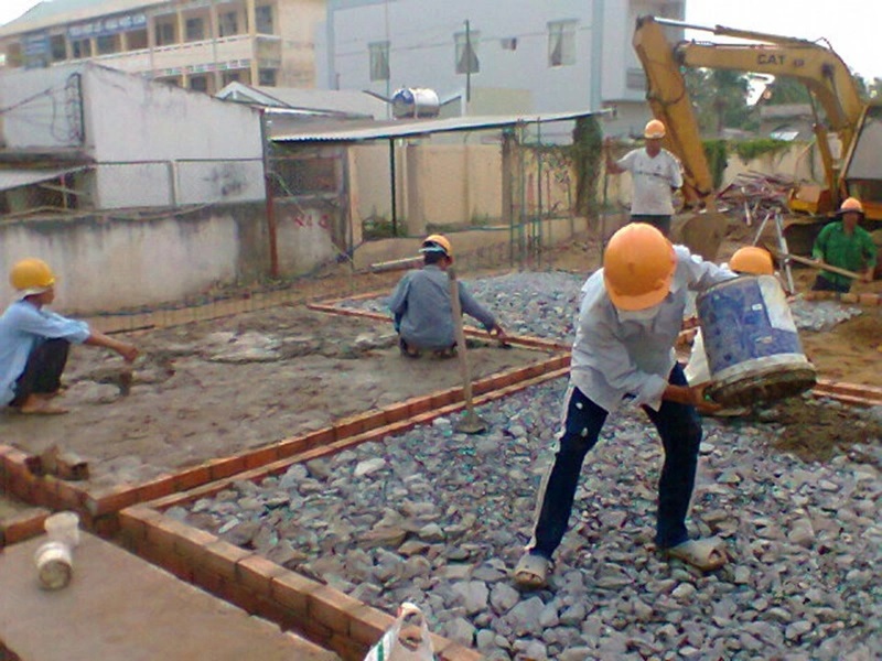 Cách làm nền nhà không bị lún chuẩn kỹ thuật 4 Đổ lớp lót nền nhà