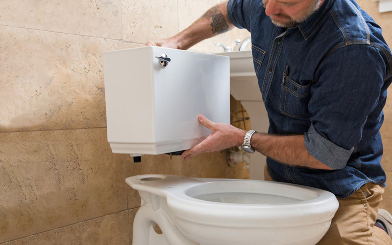 Bồn cầu bị rỉ nước: Nguyên nhân & Cách khắc phục hiệu quả 7 Thay bể chứa nước bồn cầu