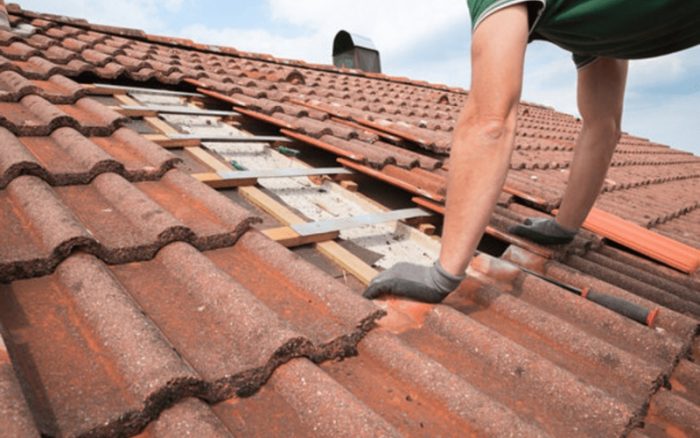 Thay thế ngói bị nứt vỡ