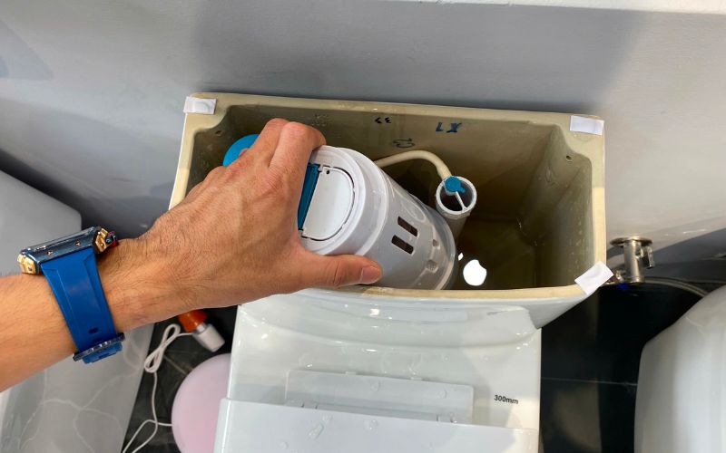 Bồn cầu bị rỉ nước: Nguyên nhân & Cách khắc phục hiệu quả 5 Thay thế bộ xả bồn cầu mới