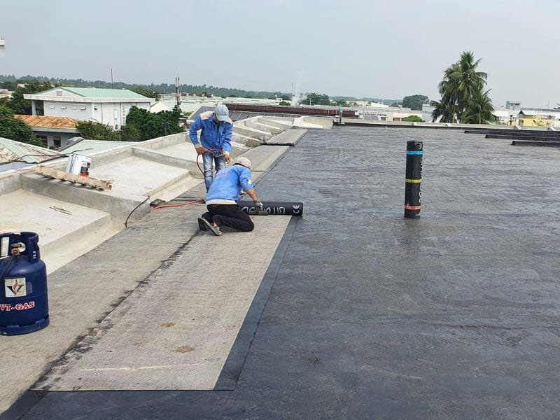 Thi công chống thấm sân thượng bằng màng PE