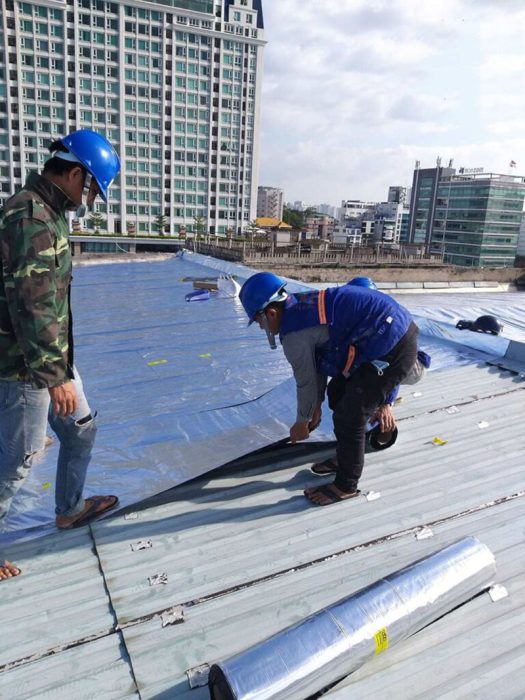 Thi công miếng dán chống dột mái tôn
