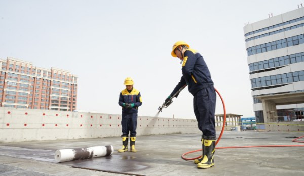 Thi công chống thấm ngược cho khe tiếp giáp liền kề 