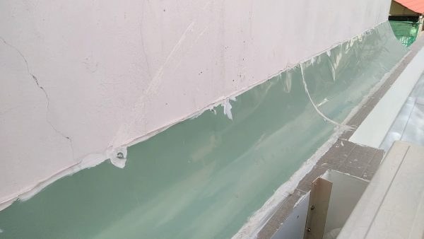 Chống thấm giáp ranh 2 nhà liền kề bằng ốp tôn lá 