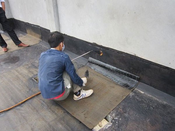 Dùng màng khò nóng bitum cho khe tường rộng giáp ranh hai nhà 