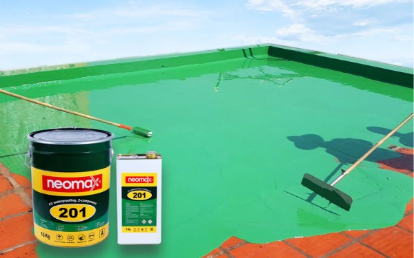 Neomax 820 thi công nhanh trong khi Neomax 201 đòi hỏi thiết bị khuấy trộn chuyên dụng