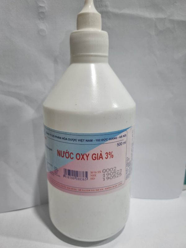 8 Cách tẩy rêu mốc trên nền gạch, xi măng nhanh, triệt để 5 Tẩy rêu mốc bằng oxy già