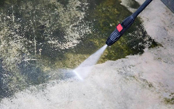 8 Cách tẩy rêu mốc trên nền gạch, xi măng nhanh, triệt để 7 Vệ sinh nền gạch thường xuyên