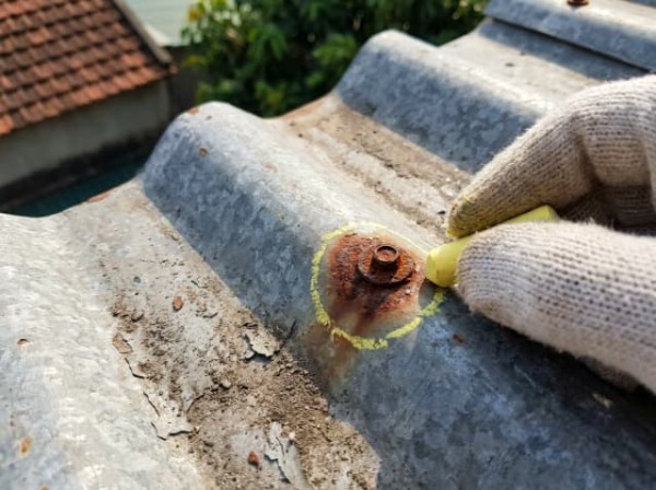 Gioăng cao su ở đinh vít lão hóa là nguyên nhân gây thấm dột