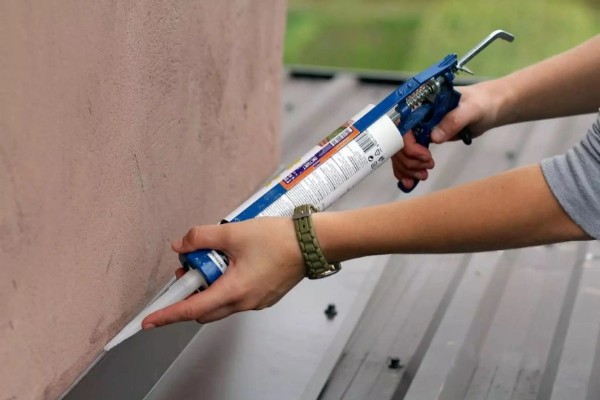 Dùng vòi phun nước phun lên mái là cách hiệu quả để tìm các chỗ bị dột 