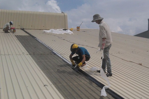 Đắp khe con lươn bằng hỗn hợp vữa xi măng trộn keo phụ gia xử lý thấm dột mái tôn 