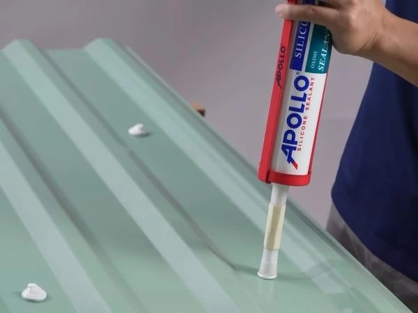 Thay đinh vít bị rỉ và phủ keo silicon lên đầu đinh là giải pháp khắc phục dột mái tôn tiết kiệm 