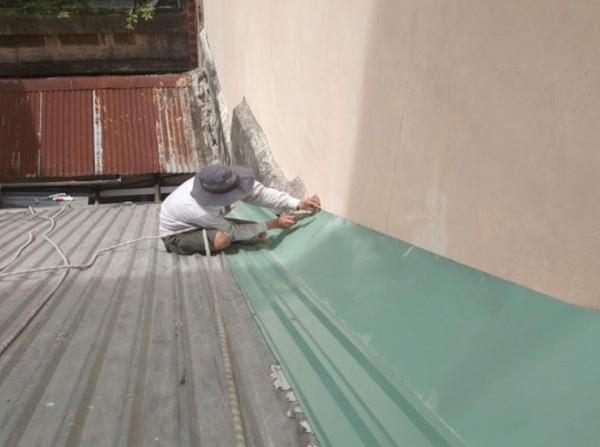 Băng keo hoặc tôn lá là những cách xử lý mái tôn giáp tường bị dột hiệu quả
