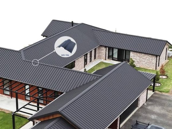 Thi công thay mới tôn úp nóc mái tôn và bịt kín khe hở chống dột mùa mưa