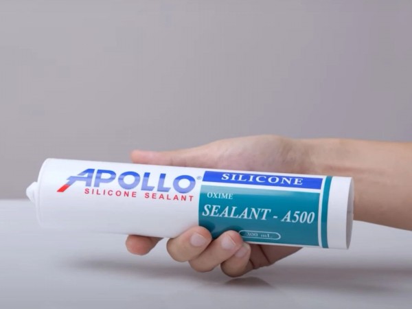 Dùng súng bắn keo Silicon Apollo A500 bơm trực tiếp để trám kín các đầu đinh vít rỉ và lỗ thủng nhỏ