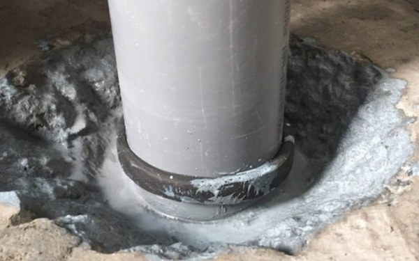 Báo giá chống thấm nhà vệ sinh cũ triệt để mới nhất 2026 5 Trám sika chống thấm cổ ống nhà vệ sinh cũ