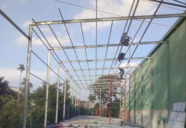 Hệ thống cột trụ cần được đo để đảm bảo độ thẳng đứng trước khi hàn cố định