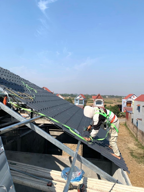 Hàn liên kết xà gồ vào vì kèo cần tuân thủ khoảng cách xà gồ để tôn không bị võng