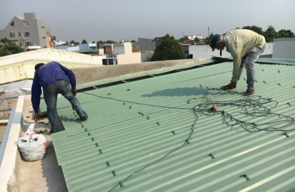 Độ dốc không đạt chuẩn hoặc khoảng cách xà gồ quá thưa là nguyên nhân hàng đầu khiến mái tôn bị võng và đọng nước